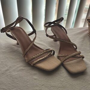 Vacation box toe kitten heel